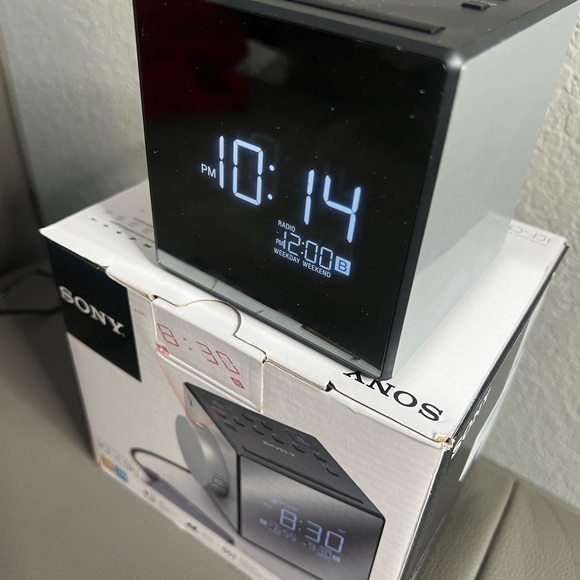 SONY ICF-C1PJ alarm clock radio - Picture 3 of 6